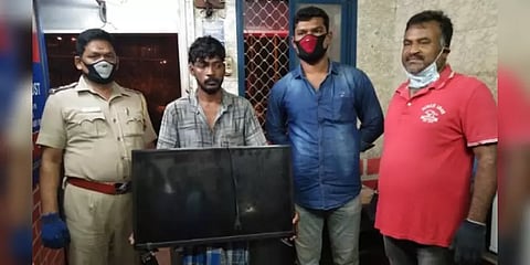 போலீஸ் பூத்தில் டிவி திருட்டு : வீட்டில் படம் பார்க்கும்போது பிடிபட்ட திருடன்