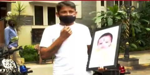 “சிகிச்சைக்கு மறுத்ததால் என் குழந்தை இறந்தது”- எடியூரப்பா வீட்டு முன் தந்தை போராட்டம்!