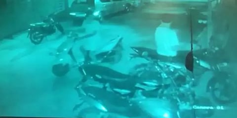 வீட்டின் முன் பைக்கை நிறுத்திய உரிமையாளர் : காலையில் காத்திருந்த அதிர்ச்சி..!