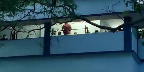 சத்தம்போட்டு இரவில் குத்தாட்டம் போடும் கொரோனா நோயாளிகள்! அலறும் குடியிருப்புவாசிகள்