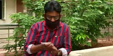 “முகக்கவசம் உயிர்கவசம்” - தங்கத்தில் விழிப்புணர்வு மாஸ்க்.. அசத்தும் கோவை தொழிலாளி