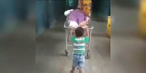 தாத்தாவை ஸ்ட்ரெச்சரில் தள்ளிச் சென்ற 6 வயது பேரன்