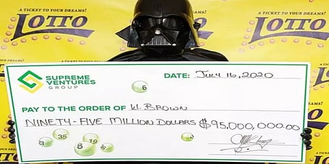 லாட்டரியில் விழுந்த ரூ70 கோடி.. பணத்தை பெற ஸ்டார் வார்ஸ் வில்லன் உடையில் வந்த நபர்..!