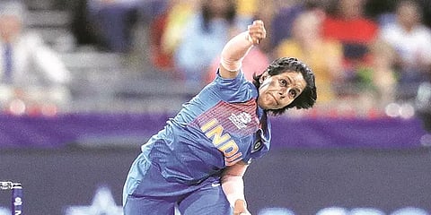 சுழற்பந்து வீச்சில் மாயாஜால வித்தை காட்டும் பூனம் யாதவ்..!