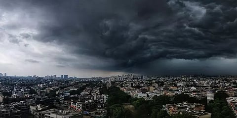 பகலை இரவாக்கிய கருமேகங்கள்! வியந்துபோன குருகிராம் மக்கள் - வைரலாகும் புகைப்படங்கள்