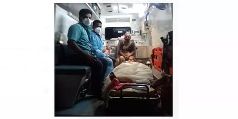 பிரசவ வலியால் துடித்த கர்ப்பிணி : ஆம்புலன்ஸிலேயே பிறந்த ஆண் குழந்தை..!