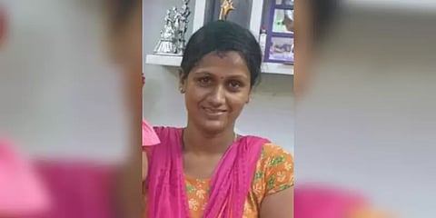 லாரி மோதி பெண் காவலர் உயிரிழப்பு : மதுரையில் சோகம்