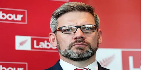 மூத்த கேபினட் அமைச்சரை டிஸ்மிஸ் செய்த நியூசிலாந்து பிரதமர்!