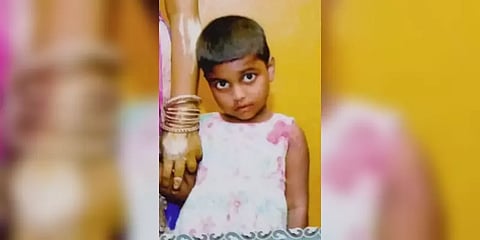 காரை பின்னால் இயக்கிய ஓட்டுநர் - 4 வயது சிறுமிக்கு நேர்ந்த பரிதாபம்!