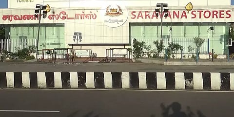 சரவணா ஸ்டோர்ஸ் கடையில் பல லட்சம் மதிப்பிலான பட்டுப் புடவைகள் திருட்டு: போலீசில் புகார்