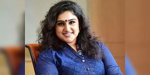 தஞ்சை மக்கள் திருமணம் குறித்த பேச்சு : நடிகை வனிதா மீது காங். பாஜக நிர்வாகிகள் புகார்