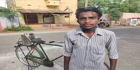 அன்று யாசகர்... இன்று தேநீர் விற்பனையாளர் : ஆதரவற்றோருக்கு உதவும் இளைஞர்!