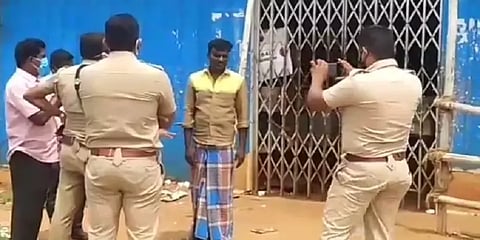 மதுவை தட்டிப்பறித்து குடித்த ரவுடி : தலையில் கல்லைப் போட்டு கொலை செய்த வாலிபர்!