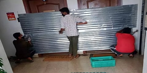 'வெளியே வரக்கூடாது' - கொரோனா பாதிக்கப்பட்டவரின் வீட்டு வாசலை தகரத்தால் அடைத்த அவலம்!!