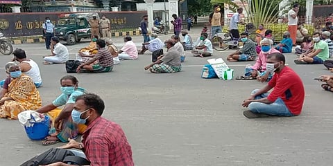 கொரோனா தனிமைப்படுத்தப்பட்டவர்கள் சாலையில் இறங்கி போராட்டம் - பொதுமக்கள் பீதி