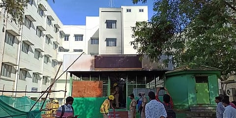 தேனி அரசு மருத்துவமனையில் தீ விபத்து - கொரோனா நோயாளிகள் பாதுகாப்பாக வெளியேற்றம்