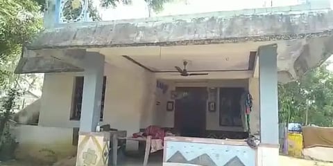 திறந்திருந்த கதவு,, பீரோவில் தொங்கிய சாவி.: வசதியாக திருடிச் சென்ற கும்பல்..!