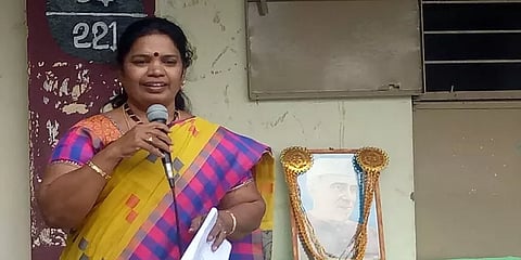 பாடம் கற்பிப்பதை எளிமையாக்க கதைசொல்லியாகவே மாறிய அரசுப் பள்ளி ஆசிரியர்