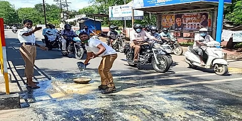 சாலையில் ஓடிய முட்டை கழிவுகள் - தயங்காமல் வெறும் கைகளால் சுத்தம்செய்த பெண் காவலர்..!