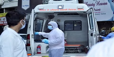 ’ஆம்புலன்ஸில் போதுமான ஆக்ஸிஜன் இல்லை’ கொரோனாவால் இறந்தவரின் உறவினர்கள் புகார்