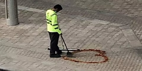 ’மனைவியை மிஸ் செய்கிறேன்’ - வைரலான வெளிநாடு வாழ் பணியாளரின் இலைகளால் ஆன இதயம்!