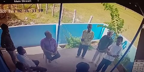 "நாங்க வருமான வரித்துறையிலிருந்து வரோம் ”: மோசடி கும்பலை நாசுக்காக சிக்கவைத்த கடைக்காரர்