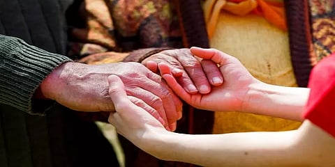 ’தனியா விட்டுவிடாதீர்கள்..’ அவதிப்படும் முதியவர்கள்..கவனித்துக்கொள்ளும் முறைகள்