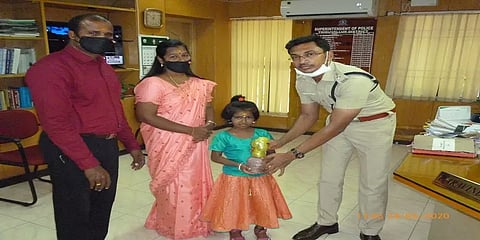 சைக்கிள் வாங்க உண்டியலில் சேமித்த பணத்தை நிவாரண நிதிக்காக வழங்கிய 7 வயது சிறுமி..!