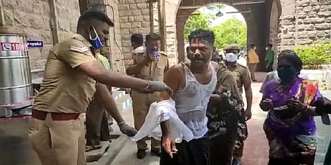 ”பொய் வழக்குப் போட்டு அலைக்கழிக்கிறார்கள்” - கலெக்டர் அலுவலகத்தில் தீக்குளிக்க முயன்ற நபர்