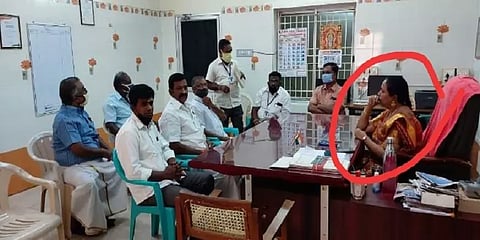 மாஸ்க் அணியாமல் ஏசி அறையில் கூட்டம் நடத்திய நகராட்சி ஆணையர் - வைரலாகும் புகைப்படம்