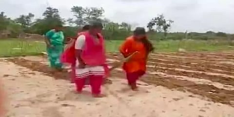 மாடுகளுக்கு பதிலாக மகள்களை கட்டாயப்படுத்தி உழவு செய்ய வைத்த ஆந்திர விவசாயி..!