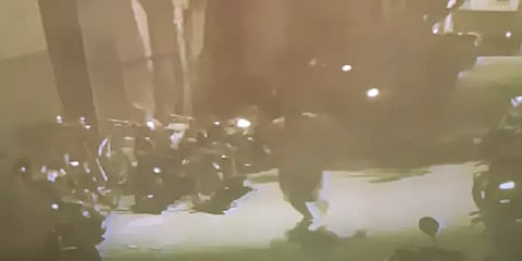 திருடனை பிடிக்க மாடியில் இருந்து குதித்த நபர் - எலும்பு முறிந்து மருத்துவமனையில் அனுமதி