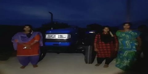 காலையில் ட்வீட்.. மாலையில் உதவி: ஆந்திர விவசாயிக்கு டிராக்டர் வழங்கிய சோனு சூட் !