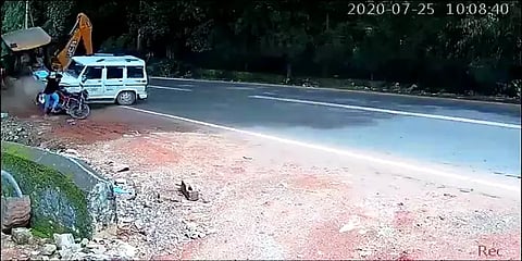 ஜே.சி.பி - பொலிரோ மோதலுக்கு இடையில் உயிர் தப்பிய இளைஞர்: வைரல் வீடியோ!