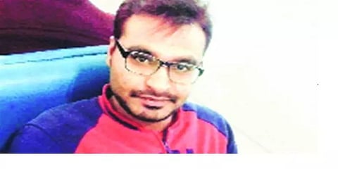 கொரோனாவால் இறந்த இளம் மருத்துவர் - சிகிச்சைக்கு செலுத்த பணமில்லாமல் தவித்த பெற்றோர்