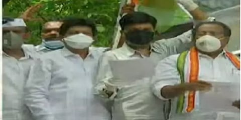 கே.எஸ்.அழகிரி, 3 காங்கிரஸ் எம்.பிக்கள் உட்பட 143 பேர் மீது வழக்குப்பதிவு