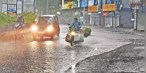 இடி, மின்னல், காற்றுடன் சென்னையை மிரட்டும் மழை..!