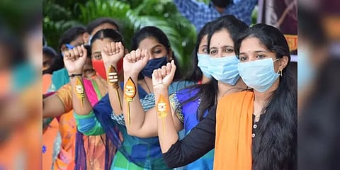 கந்த சஷ்டி அவதூறு விவகாரம் : கையில் வேல் வரைந்து பாஜகவினர் போராட்டம்