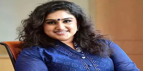 கொரோனா காலத்தில் அனுமதியில்லாமல் போட்டோ சூட் : நடிகை வனிதா மீது வழக்கு