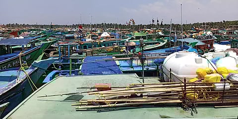 துறைமுகத்தில் படகு நிறுத்துவதற்கு ரூ. 12,000 வாடகை நிர்ணயம்; குமரி மீனவர்கள் எதிர்ப்பு