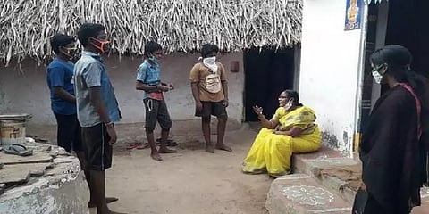 மாணவர்களின் வீடுகளுக்கே சென்று பாடம் நடத்தும் ஆசிரியை: கொரோனா காலத்தில் நெகிழ வைத்த சேவை