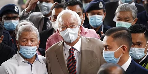 ஊழல் வழக்கில் மலேசிய முன்னாள் பிரதமருக்கு 12 ஆண்டுகள் சிறை.