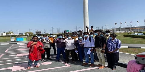 துபாயில் சிக்கித் தவித்த தமிழகத் தொழிலாளர்கள்.. விமானப் பயணத்திற்கு உதவிய தமிழ்ப் பெண்