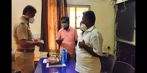 ’இது என் பணம் இல்லை சார்’...நேர்மையுடன் போலீசில் ஒப்படைத்த பட்டதாரி ஆசிரியர்