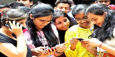 பிளஸ் 1 தேர்வு முடிவுகள் வெளியீடு - கோவை முதலிடம்!