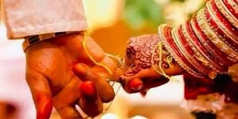 தொடரும் ஊரடங்கு: திருமணங்களுக்கு செல்ல என்ன நடைமுறை என தமிழக அரசு விளக்கம்!