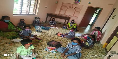 ஆன்லைன் கல்விக்கு மாற்று: கிராமங்களில் உருவாகும் நுண் வகுப்பறைகள்