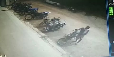 வங்கி முன்பு நிறுத்தப்படும் பைக்கை திருடும் முதியவர் - சிசிடிவி பதிவில் அம்பலம்