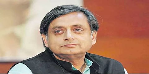 கெடு நோக்கம் கொண்ட கதைகளால் மன்மோகன் சிங்கின் காங். ஆட்சி தூற்றி சிதைக்கப்பட்டது: சசிதரூர்