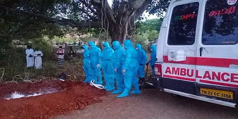 பக்ரீத் தினத்திலும் கொரோனாவால் இறந்தவர் உடல்களை அடக்கம் செய்த எஸ்.டி.பி.ஐ. தன்னார்வலர்கள்!